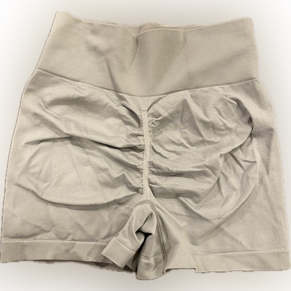 Scrunchbutt gym shorts - Picture 2 of 5